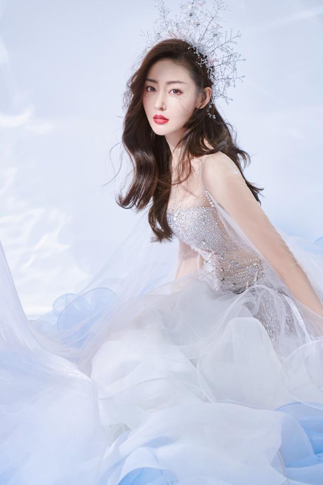 张天爱这身材真无法低调,穿银白色薄纱裙娇美动人,太仙气唯美了