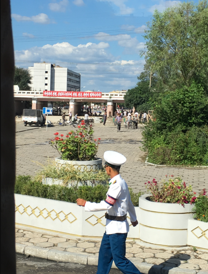 實拍朝鮮:鏡頭下朝鮮新義州男人的形象