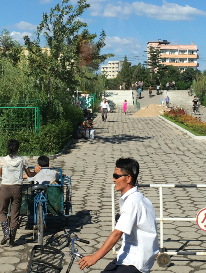 实拍朝鲜:镜头下朝鲜新义州男人的形象