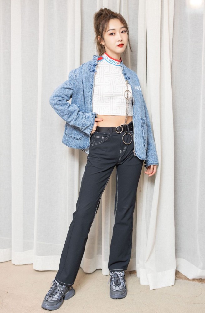 29岁宣璐装嫩能力太强了粉色系穿搭满满少女感夸张耳环很吸睛