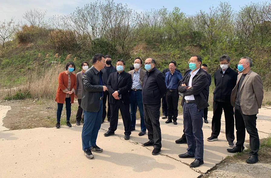 市人大常委会副主任唐仲贤,副市长郁秋皓陪同调研.