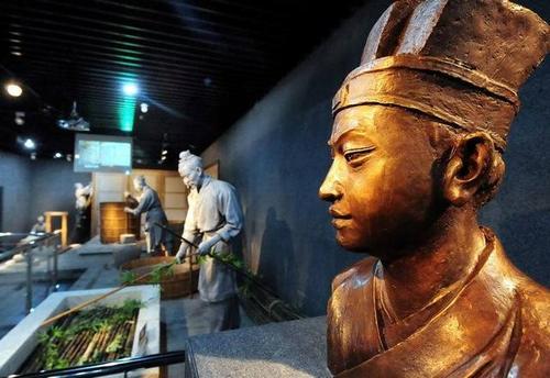 蔡伦被选入宫后,最开始是在皇宫中的一个小地方当差,不过他此时已经