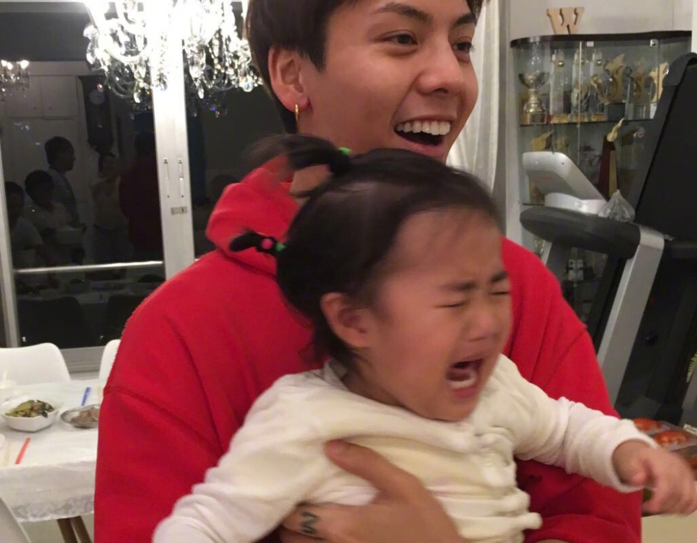 曾被陈伟霆吓哭的外甥女长大了!如今自信面对镜头,两人沦为朋友