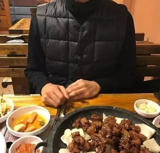来自一位母亲的劝告:吃饭时有这"3举动"的男生,再帅也不能嫁!