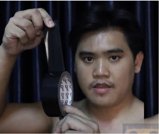 泰国小哥用黑胶布将自己缠成"木乃伊"表情狰狞,看到成品后:生化人出世