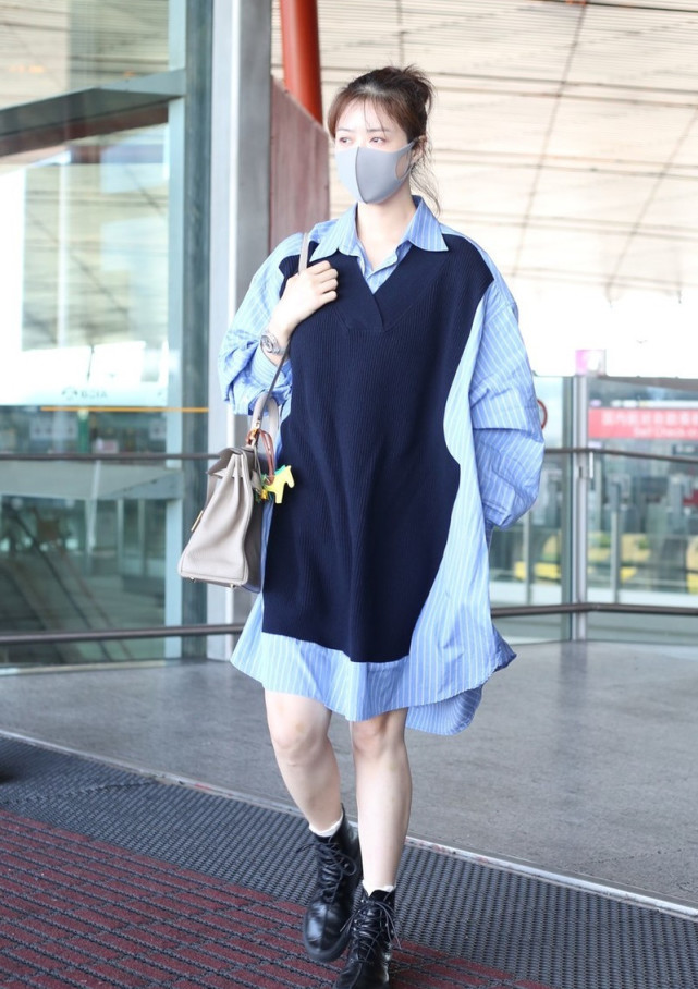 蒋欣好有自信,"奶奶风"印花衬衫配短裤,渔网鞋好像袜子外穿