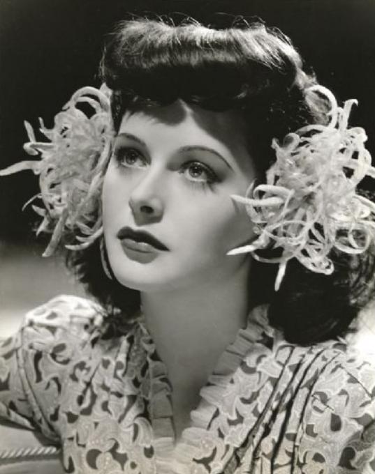 她是wifi之母18岁惊艳好莱坞一生六次婚姻晚年却孤独终老