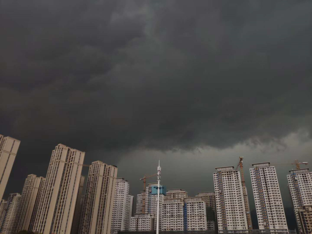 一秒天黑福州突然下起大冰雹雨8级狂风大作
