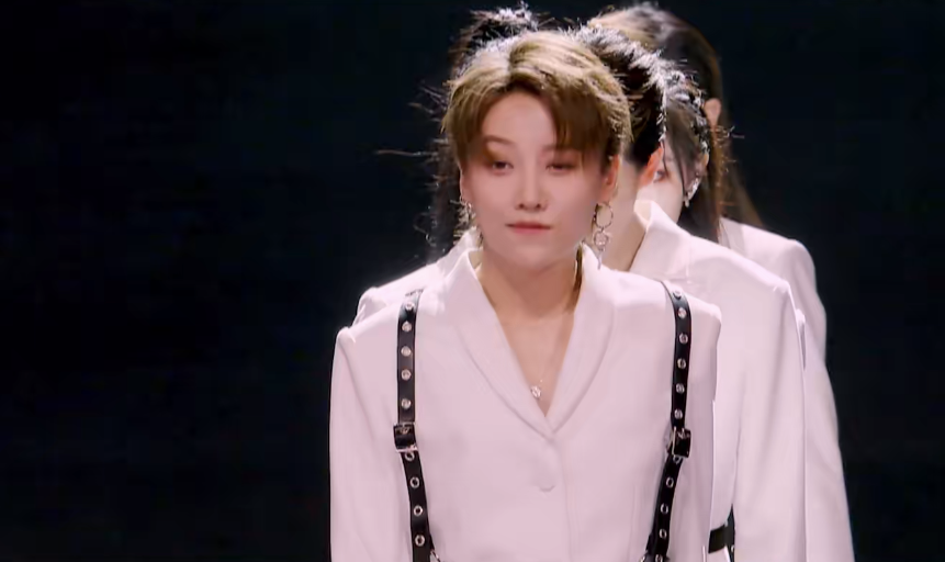 《破风》登场全场炸裂,c位不如刘雨昕抢眼,谁注意到蔡徐坤表情