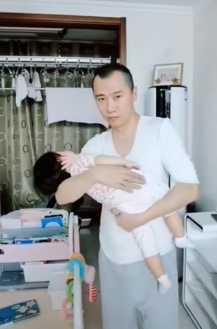 "军人专业户"郑昊父女罕同框,哄孩子一脸"生无可恋"