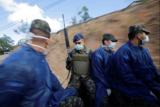 洪都拉斯士兵全副武装 为因疫情封锁在家320万民众分发食物