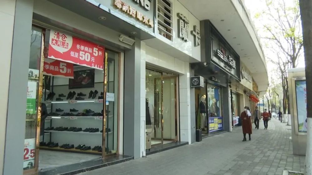 城区临街商铺陆续开门营业 生活秩序稳步按下"启动键"