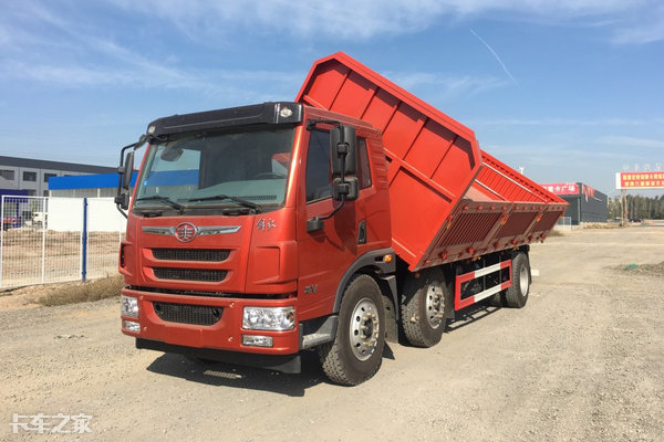 不惧限高限宽,短途砂石料运输新秀,实拍解放龙v三轴自卸车