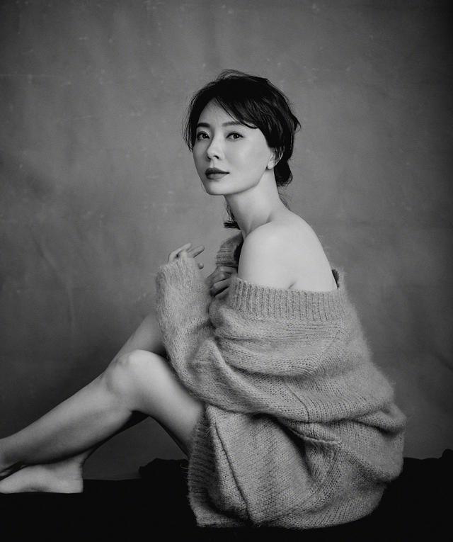 陈数的高级感我服了!真空穿件吊带装就出门,42岁不老反而更洋气