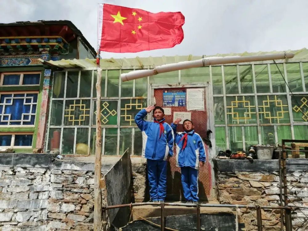 图为尼玛县老人手握国旗▲图为班戈县干部职工与国旗合影▲图为双湖
