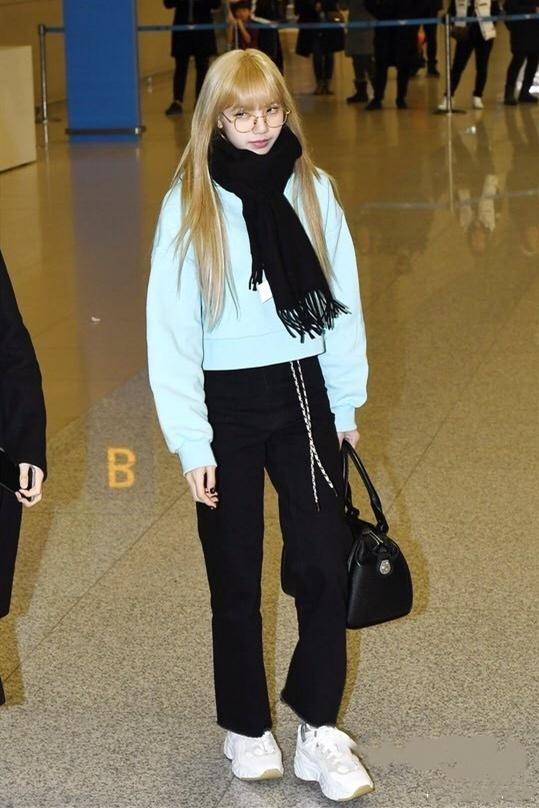 芭比lisa带货能力真是强学她这样穿显瘦又时尚身材好果然任性