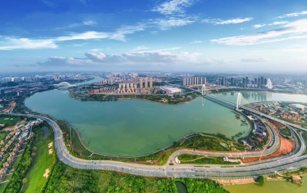 新城·悦隽风华万达茂约450米(效果图)孩子成群结伴在主题乐园嬉戏