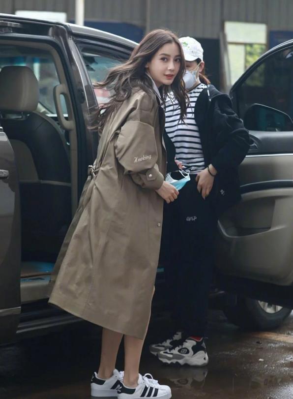 杨颖穿火了一种搭配,叫"风衣 运动鞋",时髦休闲又舒适!