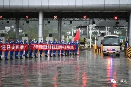 27日上午9時,一場大雨洗去塵埃與燥熱,萬州塘坊大道高速收費站,車輛有