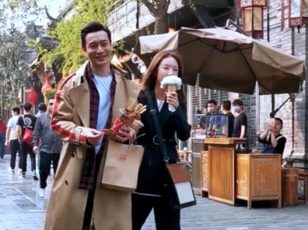 掌中之物还未播出蔡文静又和黄晓明演情侣互相甜蜜喂食