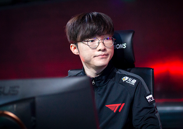 faker谈晒奖杯的原因,并聊起skt往事:我只是一个擅长lol的选手_腾讯新