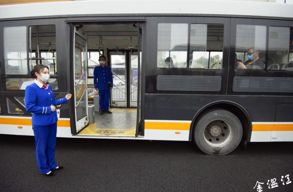 情况动态调整发班频率 图@梁波 k5线路途经 温江农高园区, 成都医学城