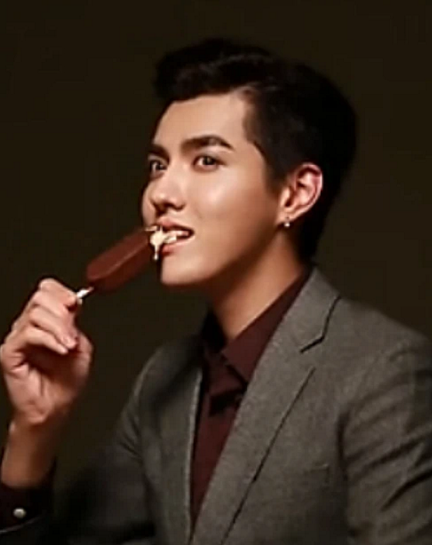 有种差距"明星代言雪糕",baby摆拍,吴亦凡真吃,千玺却插头上