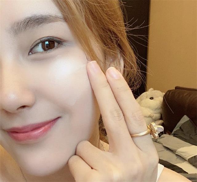 rita纯素颜出镜暖心提示春天来了要注意保养哦