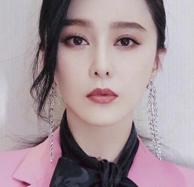 范冰冰气质艳压群芳,穿玫红色上衣配红色半身裙,看上去很"贵"