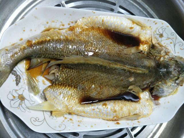 尤其是鱼腹部,一定要彻底去除干净才可以,否则吃起来很垫牙,会影响