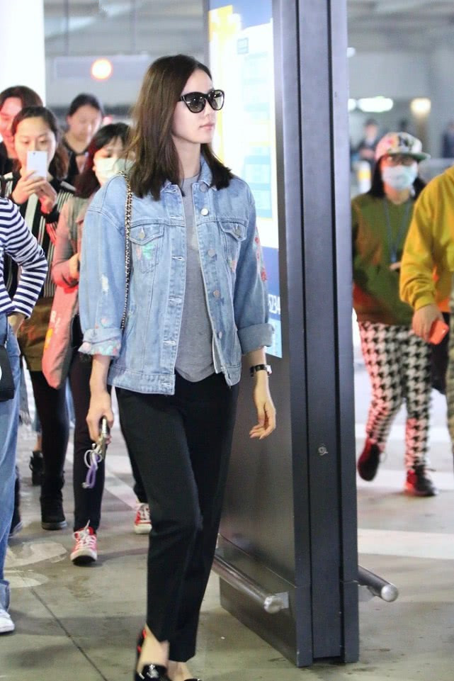 刘诗诗把牛仔衣穿上,搭了条黑色九分裤,显年轻都是穿出来的!