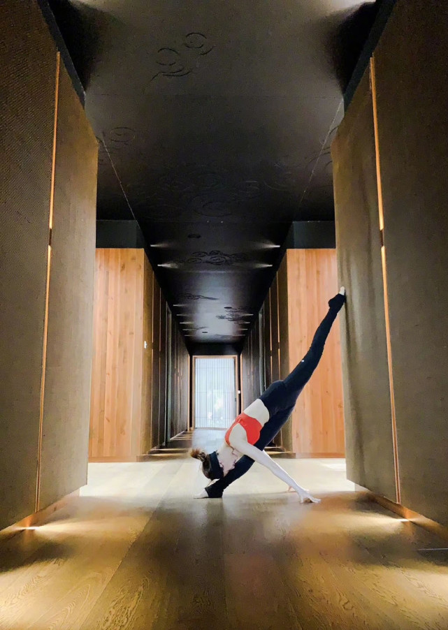 袁姗姗晒高难度瑜伽动作，倒挂秀超好蛇形身材，马甲线实力抢镜