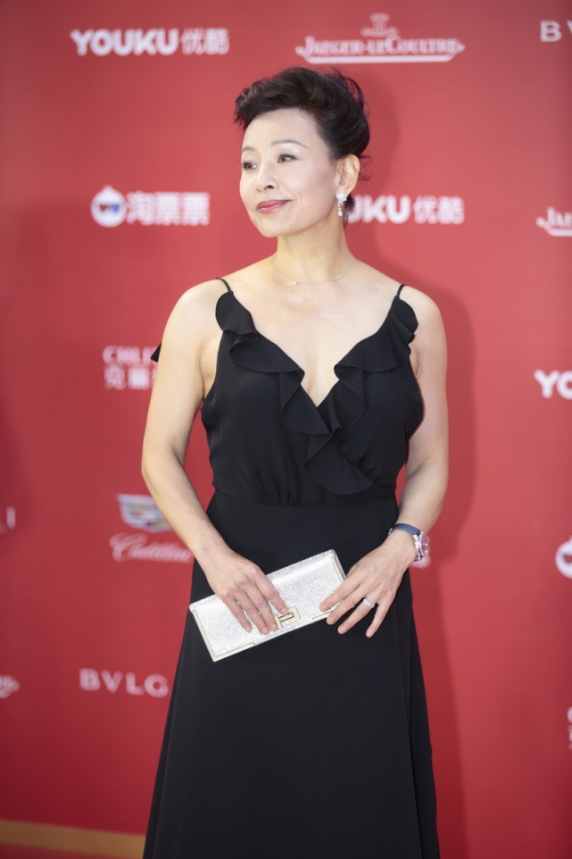 陈冲59岁高调扎大背头,穿黑色吊带秀出时尚大片,满屏高级感