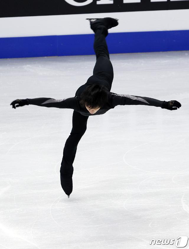 燕式旋转也译作"驼转".