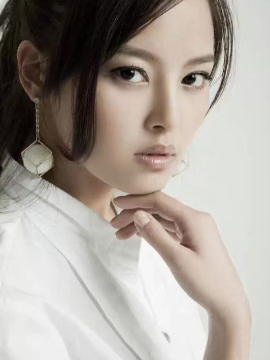 照片中10年前的辛芷蕾比现在瘦很多,干净的妆容气质纯美,属于耐看型大