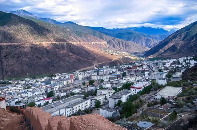 "乡城,香巴拉之城".当我进入县城前看到这样的宣传牌,感同身受.