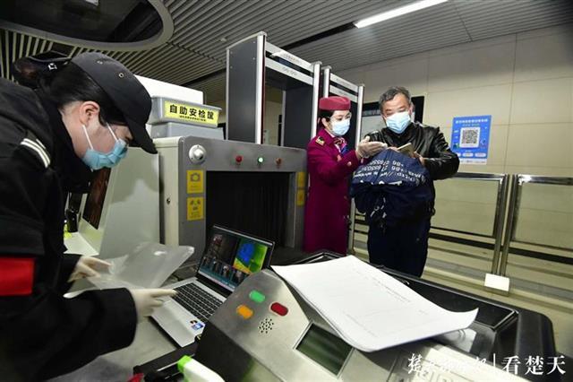 武汉地铁首班车来了!久违的报站声让人想哭