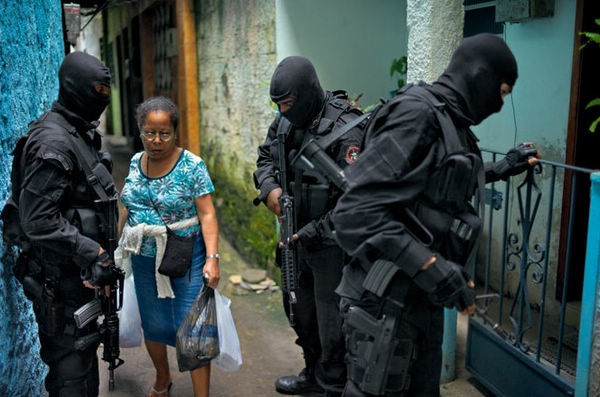 巴西黑帮强势代替政府管理国家!黑帮武装实施封城宵禁!