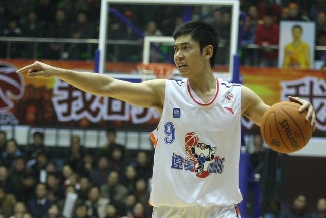 张庆鹏让位,本来还可以打的郭士强提前退役,并在蒋兴权卸任后接过辽宁