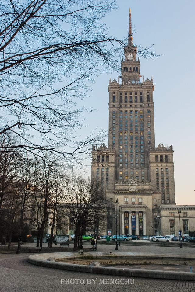 华沙最高最宏伟的地标建筑,斯大林送给波兰的礼物,为何不受待见