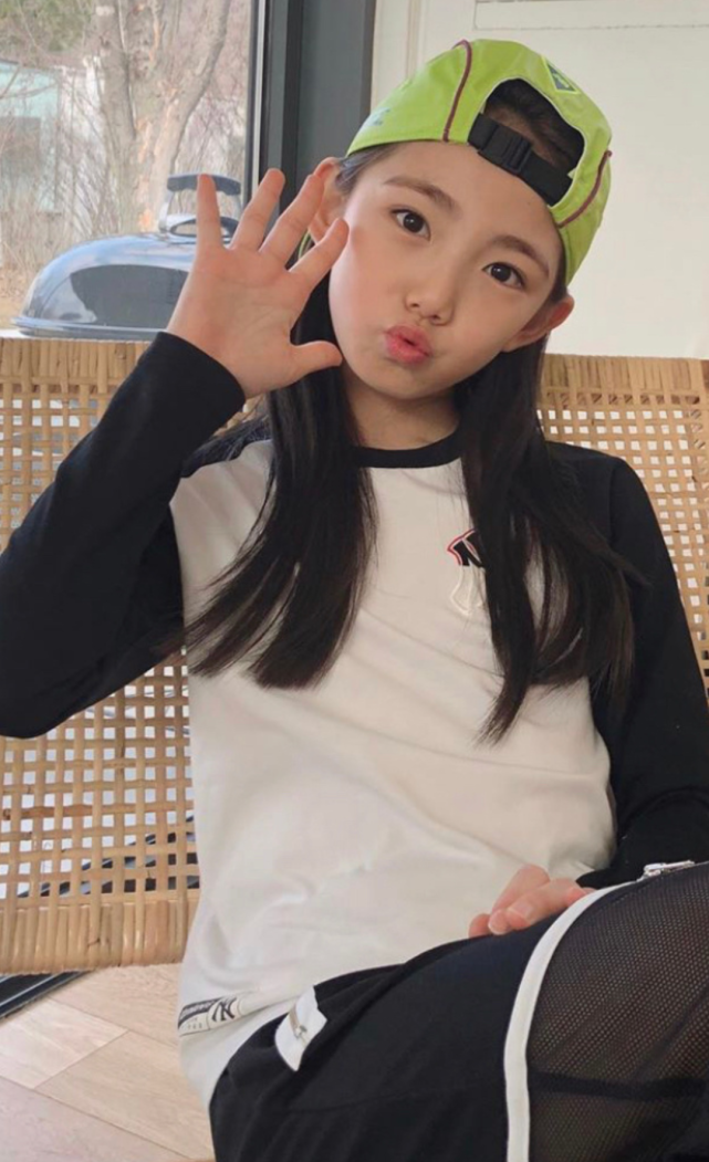 她是首个因化妆发育停滞的童模,12岁穿毒汁裤,腿没弟弟一半粗