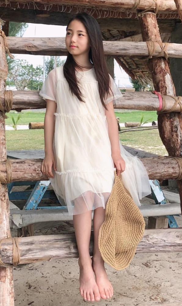 李恩採穿着白色连衣裙的时候,看上去倒是显得她整个人充满了甜美女神