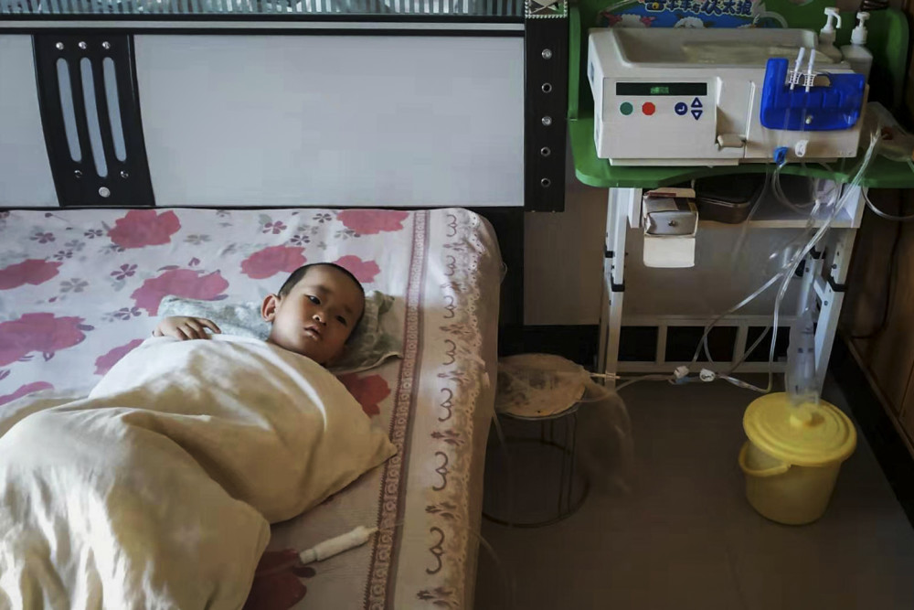 5岁重症宝宝每天需透析12个小时疫情期间爸爸上演生死时速