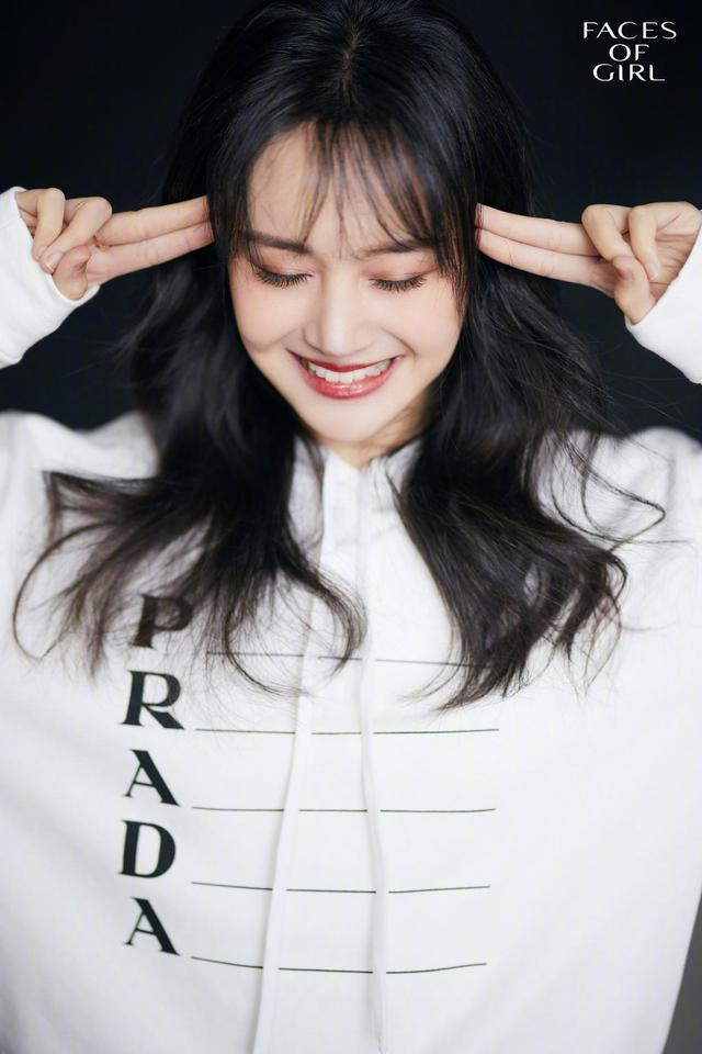 郑爽事业全面开花穿粉t搭运动裤超随意生图尖下巴变圆润美翻