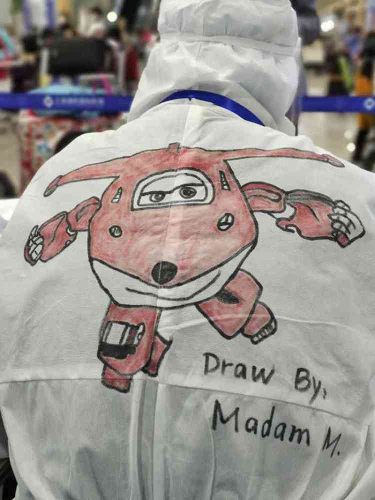 守沪天团的长宁大白穿上了手绘防护服背后竟是这样暖暖小心思