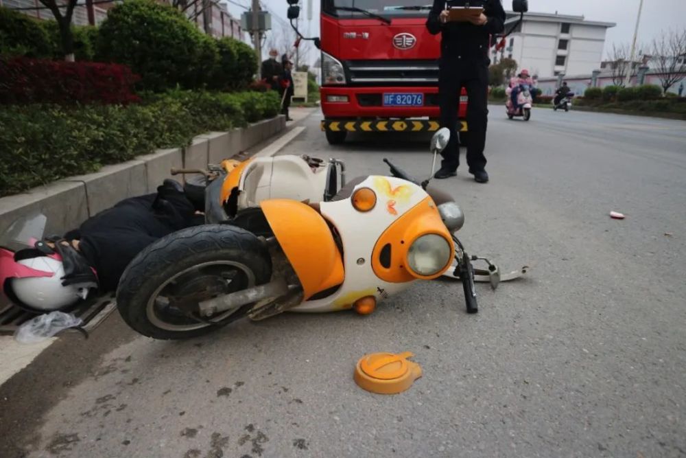 事发抚州骑电动车被撞当场身亡