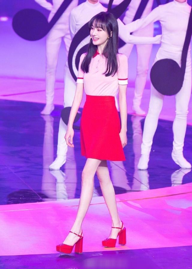 郑爽亮相卖货直播间,粉嫩可爱状态大好,分享减肥方法竟如此另类