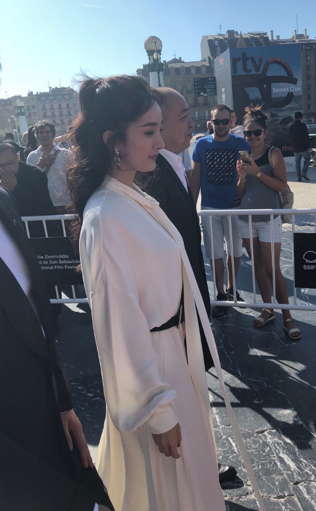 杨幂国外街头被抓拍关掉十级美颜滤镜后生图比精修图还美