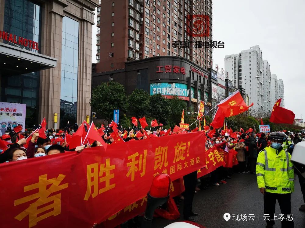 千言万语化为一幅幅寄托深情的标语, 摇曳的红旗表达着道不尽的感激之