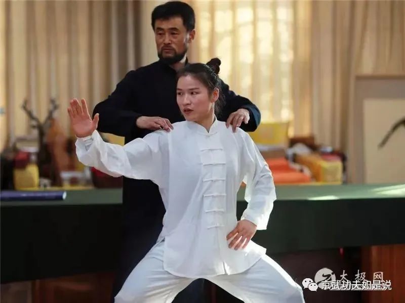 张伟丽跟随拳师景建军学太极张伟丽从小与武术结缘,她认为传统武术